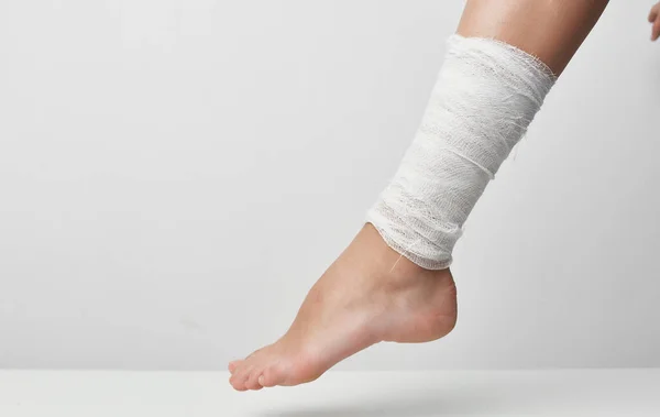 Bandagierte Beinverletzung Medizin graue Hintergrundprobleme — Stockfoto