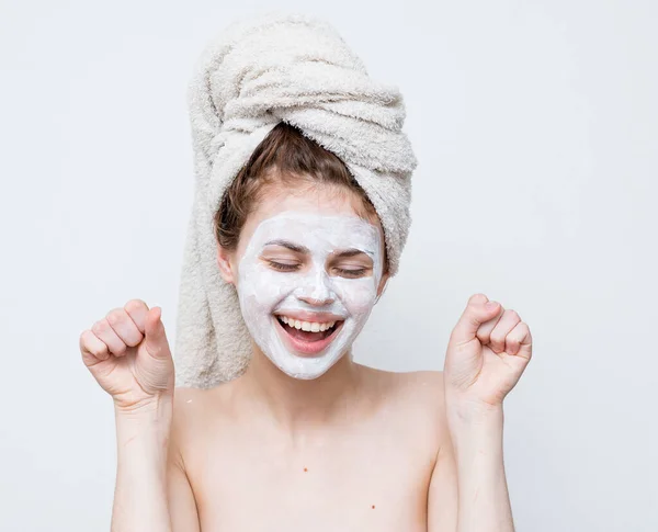 Jolie femme avec une serviette sur sa tête masque visage épaules nues look attrayant — Photo