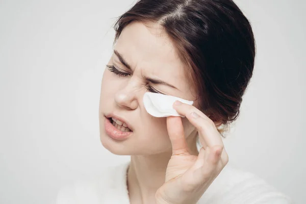 Cuidado de la piel mujer limpia su cara con esponja blanca —  Fotos de Stock