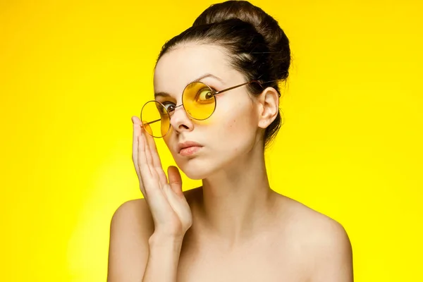 Bella donna con spalle nude capelli raccolti pelle chiara sfondo giallo — Foto Stock