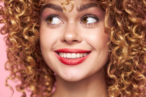 Mulher atraente Sorrindo lábios vermelhos cabelo encaracolado modelo maquiagem brilhante — Fotografia de Stock