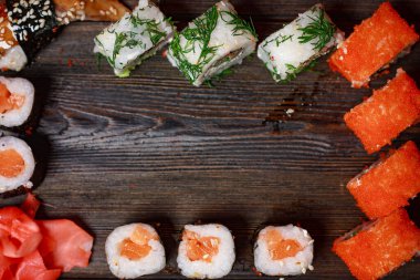 Suşi seti, yemek çubukları, kızıl, Asya mutfağı, öğle yemeği, ahşap masa.