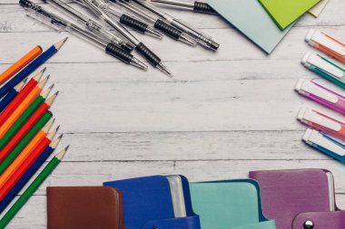 antetli kartvizit sahipleri ofis kağıdı kağıtları renkli kalemler.