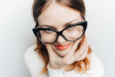 Gözlüklü neşeli kadın. Gülümse, yakın çekim.
