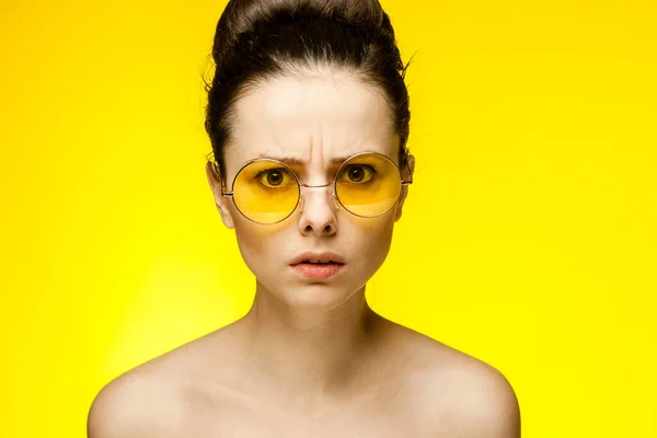 Güzel bir kadın, çıplak omuzlar, sarı gözlükler... — Stok fotoğraf