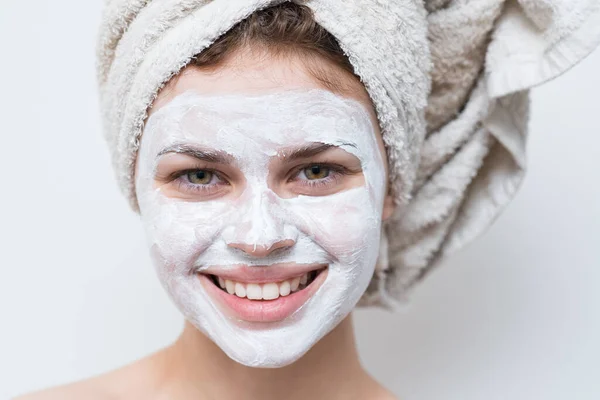 Mujer con mascarilla crema facial cuidado de la piel sonrisa de cerca — Foto de Stock