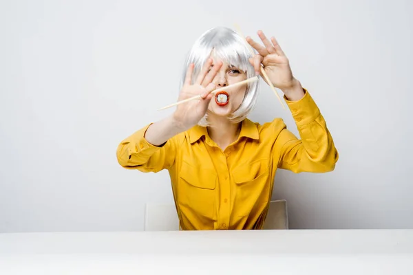 Όμορφη γυναίκα με άσπρα μαλλιά κάθεται στο τραπέζι chopsticks δίαιτα στούντιο τροφίμων — Φωτογραφία Αρχείου