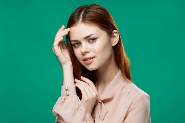 핑크 셔츠를 입은 기분좋은 여성의 손을 가까이 다가가는 녹색 배경 동작 — 스톡 사진