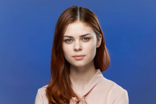 Mulher atraente em rosa camisa charme Cosméticos close-up fundo azul — Fotografia de Stock
