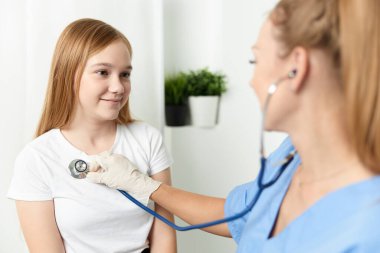 Steteskoplu doktor çocuk hasta hastanesinin yanında.
