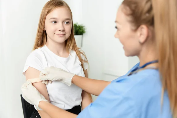 Läkare tejpar handen med tejp vaccination sjukhus — Stockfoto
