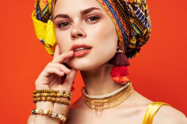 Renkli sisli, kırmızı arka planlı çekici kadın.