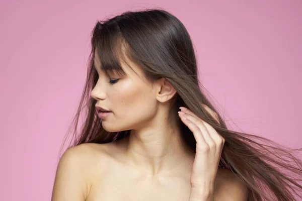 Bruna spalle nude pelle chiara cura del corpo sfondo rosa — Foto Stock