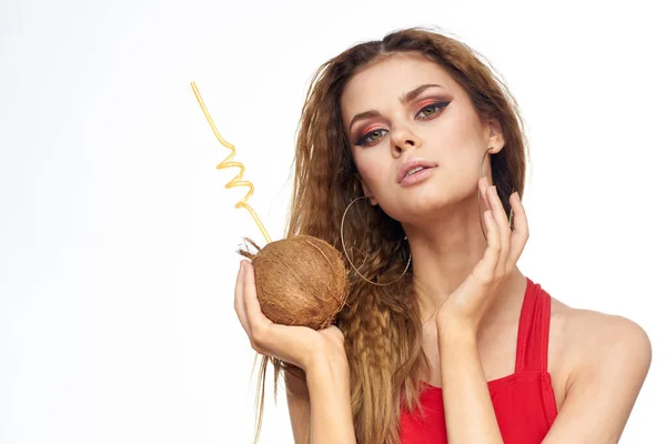 Schöne Frau mit Kokoscocktail in den Händen welliges Haar Kosmetik attraktiven Look Lifestyle Freizeit — Stockfoto