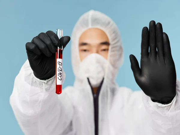 Лабораторний аналіз крові чорні рукавички дослідний жест руками — стокове фото