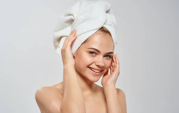半ヌード女性まっすぐaタオル上の彼女の頭のきれいな肌の毛モデル — ストック写真