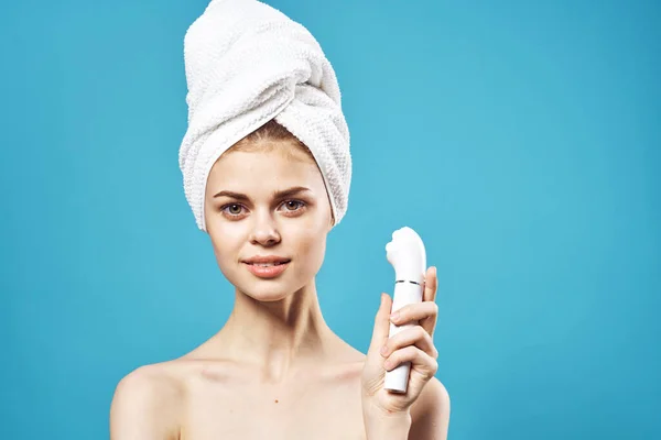 Vacker kvinna nakna axlar handduk på huvudet massage blå bakgrund — Stockfoto