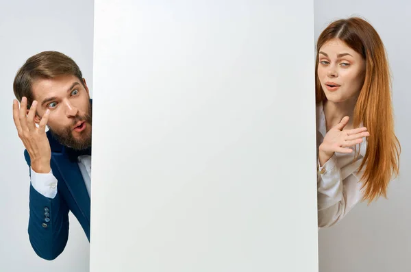 Üzletember és nő érzelmek bemutató fehér papír mockup poszter — Stock Fotó