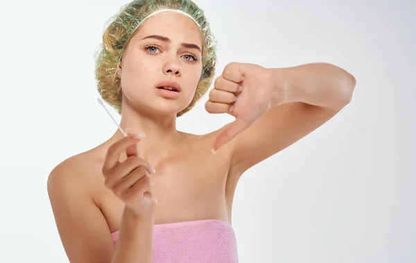 Mujer con una gorra transparente gestos con las manos cosmetología dermatología cuidado de la piel — Foto de Stock