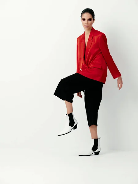 Mujer con estilo en pantalones de chaqueta roja y zapatos de moda —  Fotos de Stock