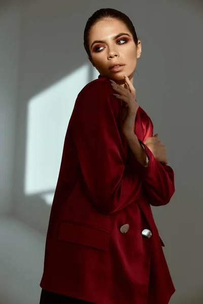 Bela mulher em jaqueta vermelha e cosméticos no rosto glamour — Fotografia de Stock