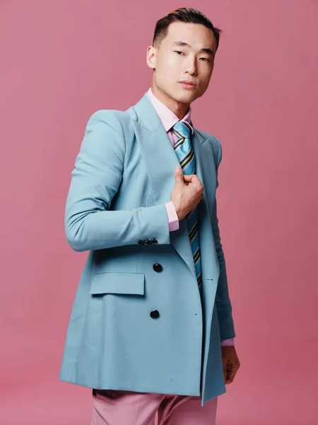 Homem de negócios azul terno executivo confiança moda estilo de vida rosa fundo — Fotografia de Stock