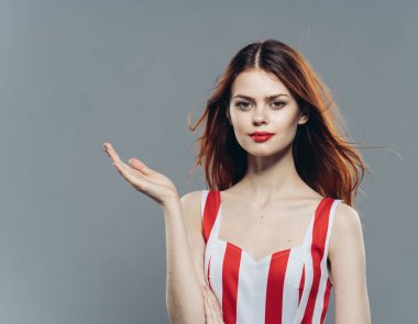 Çizgili elbiseli güzel bir kadın. Çekici bir tarzı var.