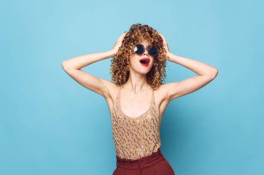 Model cazibesi Kırmızı dudaklar koyu gözlükler kıvırcık saç sürprizi 