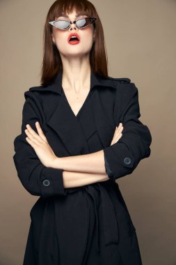 Ağzı açık seksi bir kadın kollarını göğsünün üzerinde çapraz yapmış. Kırmızı dudaklar.