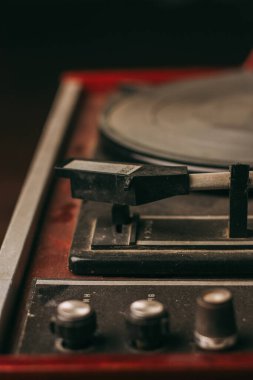 Lütfen gramofon çalan klasik tarz vinil plakları geçmişe döndür