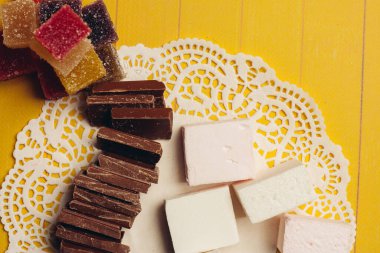 Marmelat şekerleme çikolata tatlı sarı ahşap arkaplan tatlı