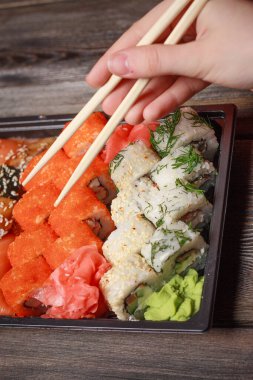 Kırmızı zencefilli restoran lezzeti, Asya mutfağı ahşap arka planı.