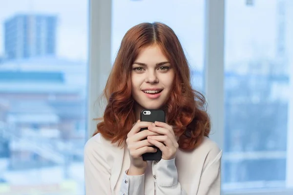 Fröhliche Managerin Telefon in Händen Kommunikation professionelle Technik — Stockfoto