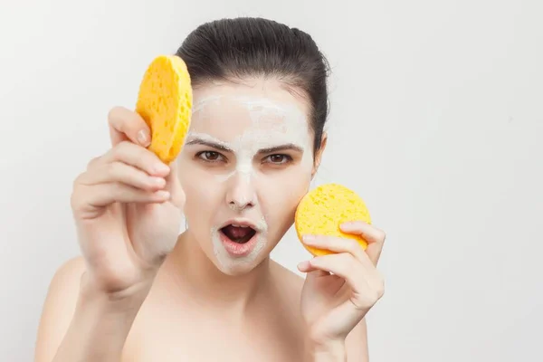 Brunette bahu telanjang wajah krim perawatan kulit kosmetik — Stok Foto