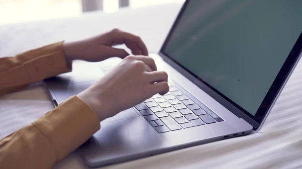Набір ноутбуків з руками працює в домашніх інтернет технологіях — стокове фото