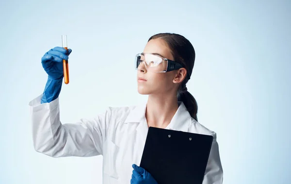 Donna con liquido in fiaschetta laboratorio ricerca elemento chimico Cartella con documenti — Foto Stock