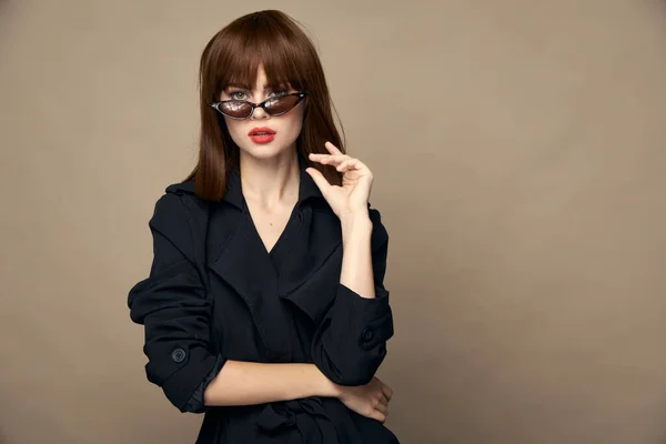 Modieuze vrouw Copy Space studio model donker bril — Stockfoto