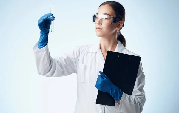 Žena s kapalinou v baňce laboratorní výzkum chemický prvek složka s dokumenty — Stock fotografie