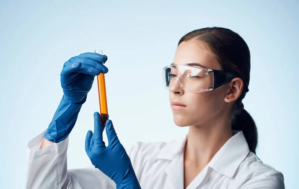 Donna con liquido in fiaschetta laboratorio ricerca elemento chimico Cartella con documenti — Foto Stock