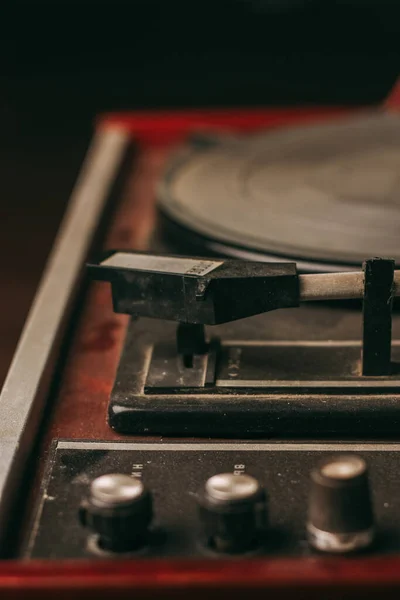 Lütfen gramofon çalan klasik tarz vinil plakları geçmişe döndür — Stok fotoğraf