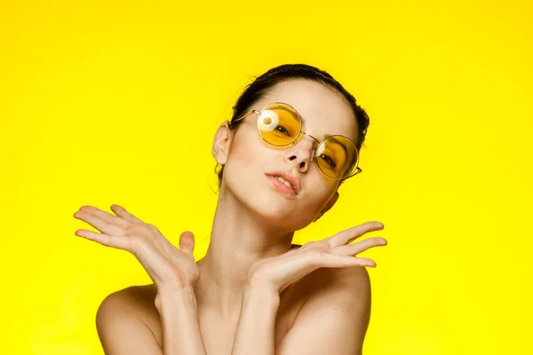 Mulher com ombros nus óculos amarelos emoções — Fotografia de Stock
