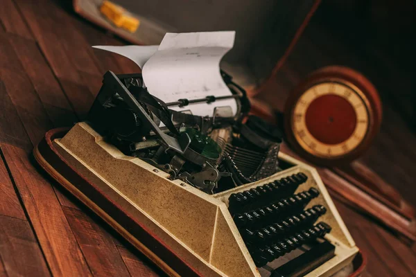 Retro máquina de escribir con llaves vintage invención cartas papel — Foto de Stock