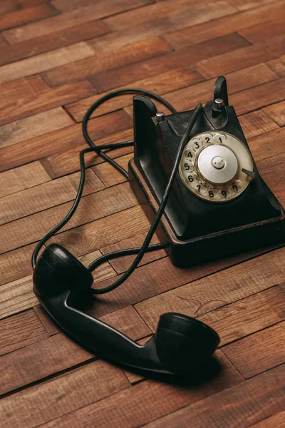 Teknolojinin klasik ahşap zemininde siyah retro telefon. — Stok fotoğraf