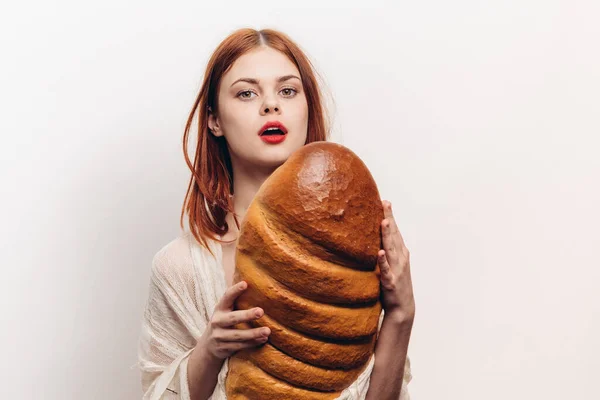 Pão de farinha de pão produtos pão jovem mulher em um fundo leve emoções — Fotografia de Stock