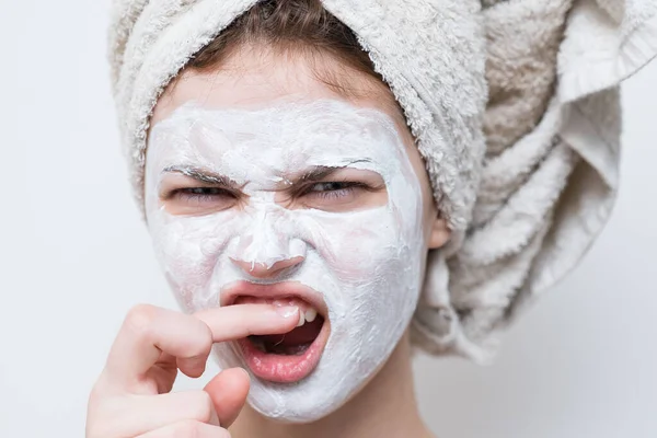 Wanita dengan bahu telanjang dengan handuk di kepalanya perawatan kulit masker wajah — Stok Foto
