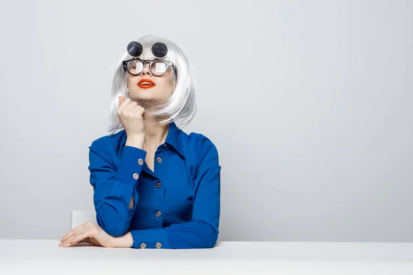Mulher em óculos de sol de peruca branca moda modelo de estilo elegante — Fotografia de Stock