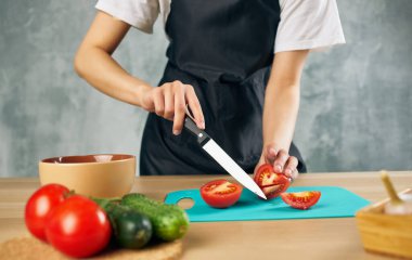 Taze sebze dilimlemek, sofra hazırlamak, mutfak hazırlamak, sağlıklı yiyecekler.