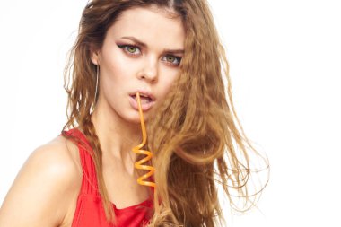 Güzel kadın kırmızı kolsuz bluz dalgalı saçlar çekici otel yaşam tarzı ışık arka planı