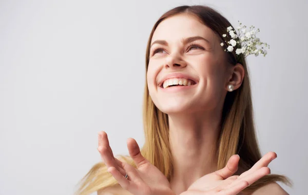 Csinos nő virágok a hajában vonzó megjelenés elbűvölő fehér ruha — Stock Fotó