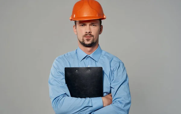 Инженер-строитель в оранжевом шлеме — стоковое фото